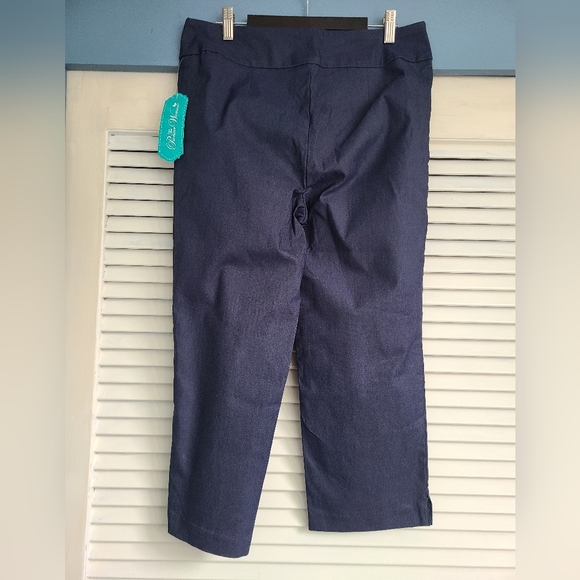 Pioneer Woman navy pull on capris size medium - Picture 3 of 3